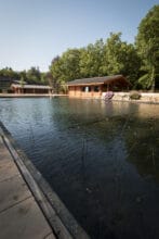 Bosch Beton - Keerwanden rondom buitenzwemvijver van Sauna Soesterberg