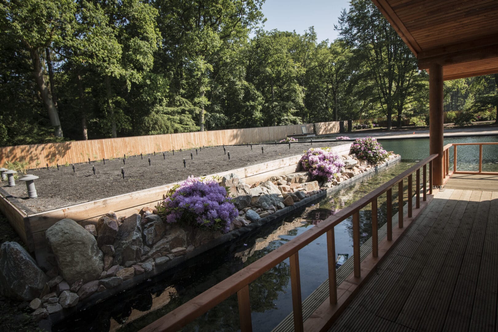 Bosch Beton - Keerwanden rondom buitenzwemvijver van Sauna Soesterberg