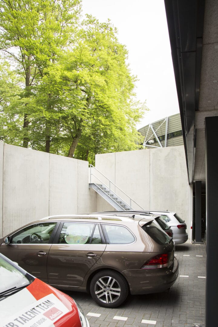 Bosch Beton - Keerwanden als grondkering bij de parkeergarage van KNVB Campus in Zeist