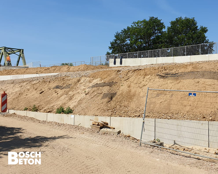 Bosch Beton - Keerwanden voor steile talud bij fiets- en voetgangersbrug Cuijk-Mook