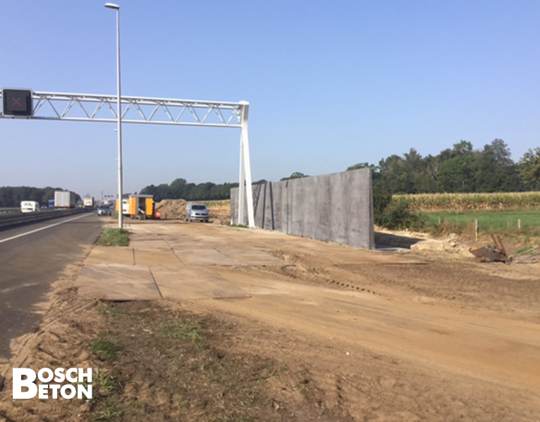 Bosch Beton - Keerwanden in antraciet kleur langs de A1