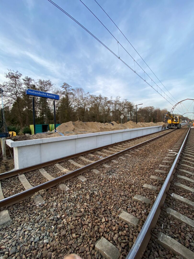 Bosch Beton - Plaatsing perronwanden in Hollandsche Rading