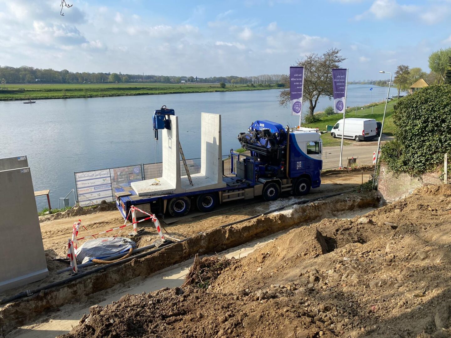 Bosch Beton - Hoogteverschil opgelost met keerwanden in Kessel nabij het veer (Limburg)