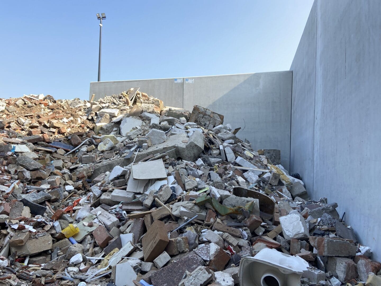 Bosch Beton - Extra opslag met keerwanden bij Schrootbedrijf G. Schrijver in Apeldoorn