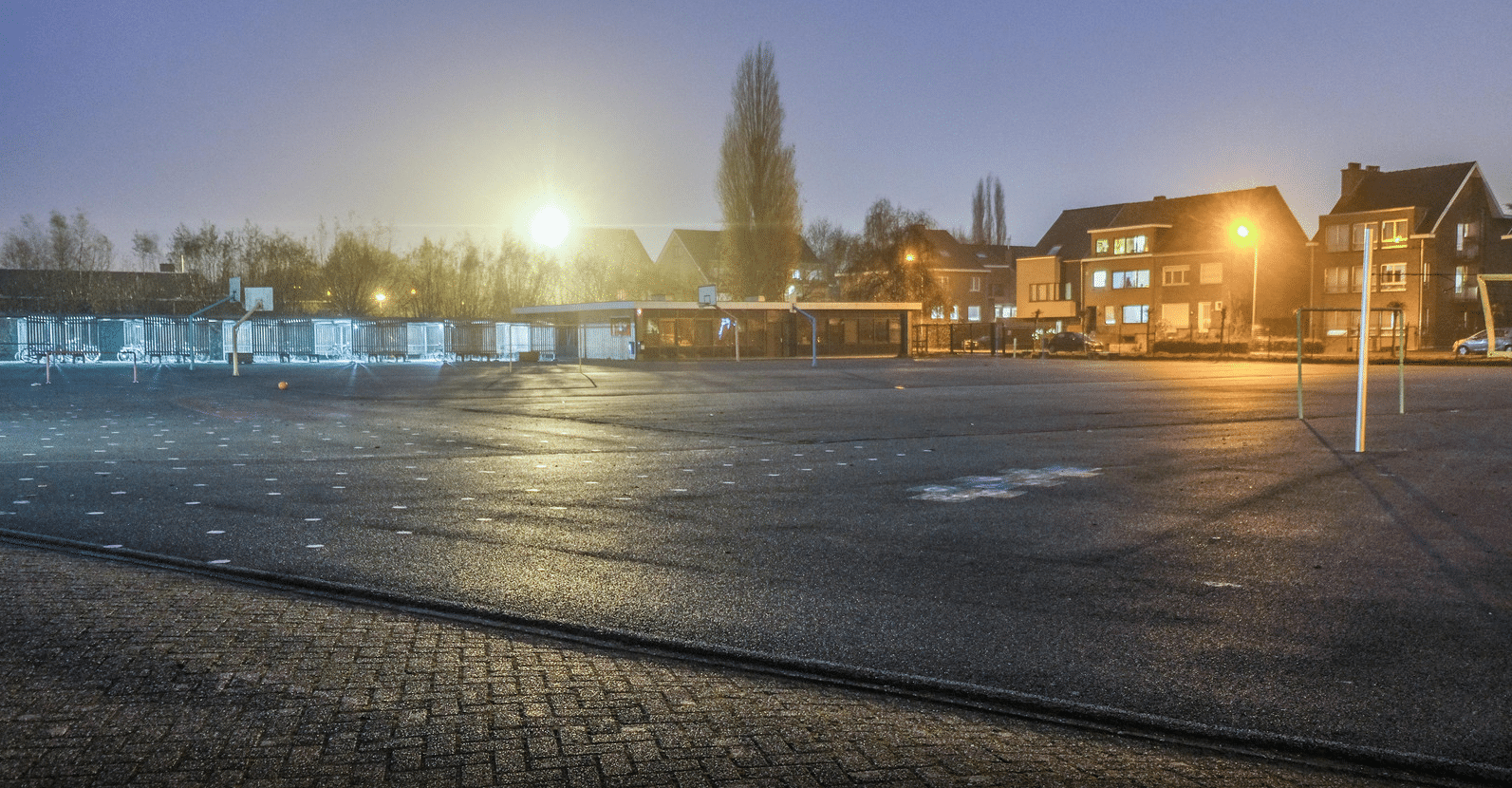 Oude situatie speelplaats St. Amandsbasisschool Kortrijk (Foto Henk Deleu)