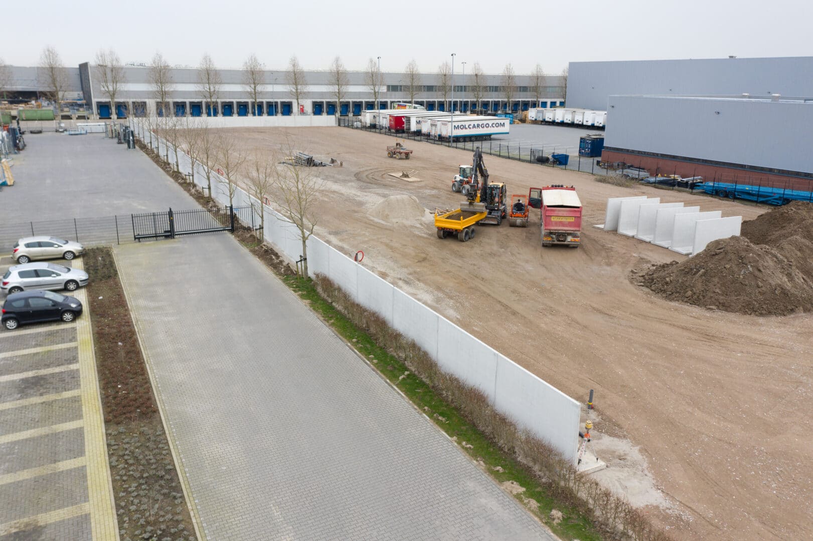 Bosch Beton - Keerwanden als terreinafscheiding bij transportonderneming Mol Cargo in Tiel