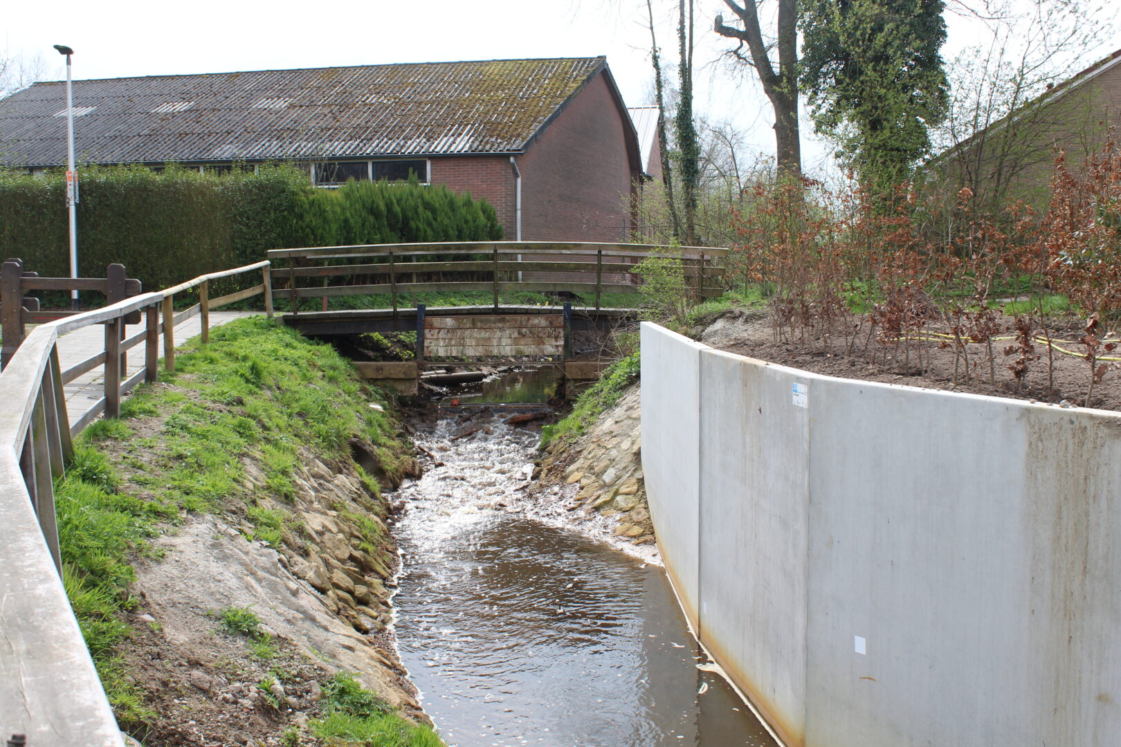 Bosch Beton - Keerwanden als grond- en waterkering langs vlonderpad in Weerselo