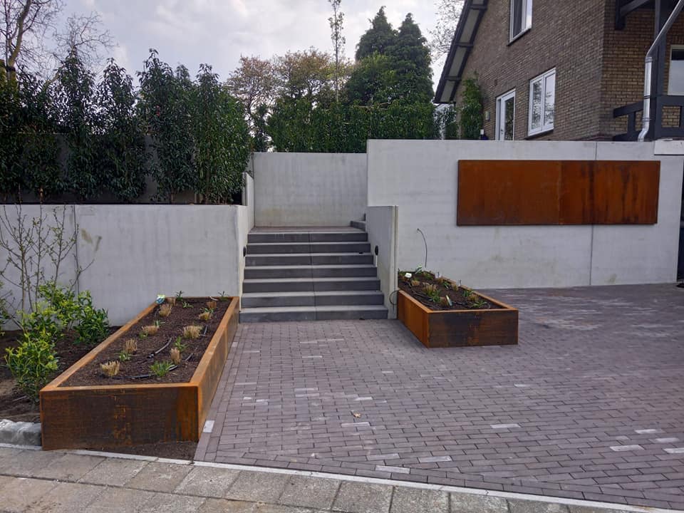 Bosch Beton - Niveauverschil met keerwanden in tuin in Grubbenvorst (© Fred van Wijlick Tuinen)