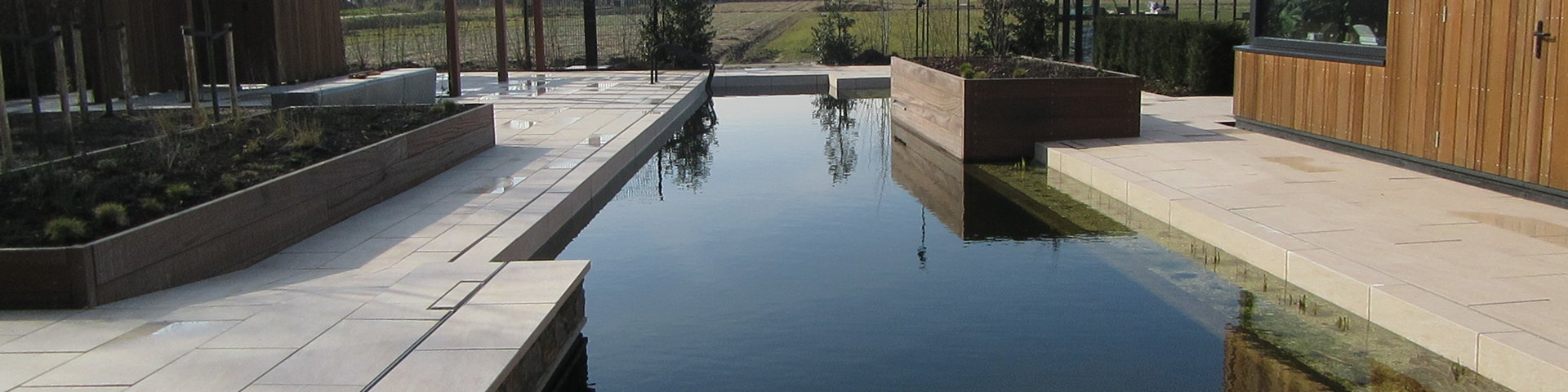 Bosch Beton - Natuurlijke zwemvijver van keerwanden in Noordwijkerhout