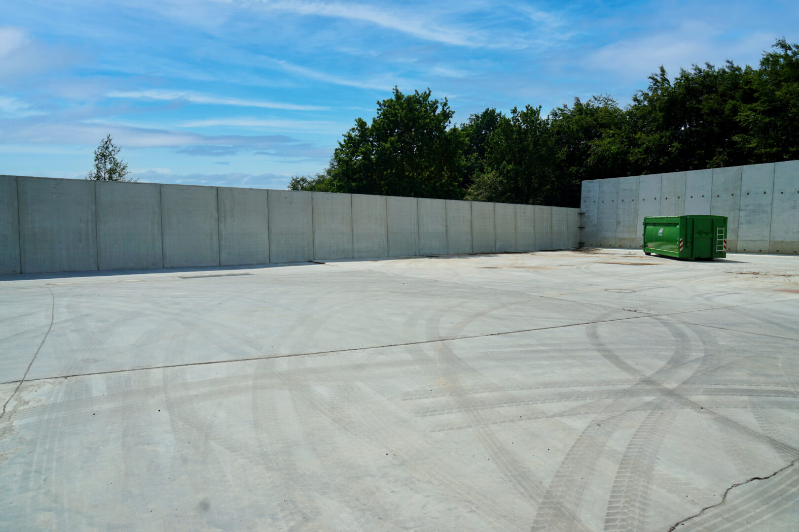 Bosch Beton - Keerwanden als terreinafscheiding en geluidswand bij Containerdienst und Schrotthandel GmbH in Fockbek