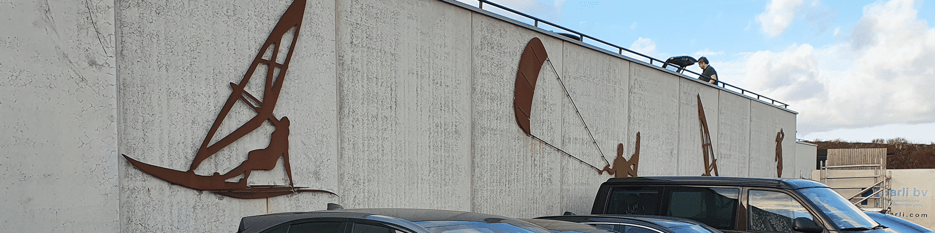 Bosch Beton - Keerwanden met kunst als grondkering bij circuit Zandvoort