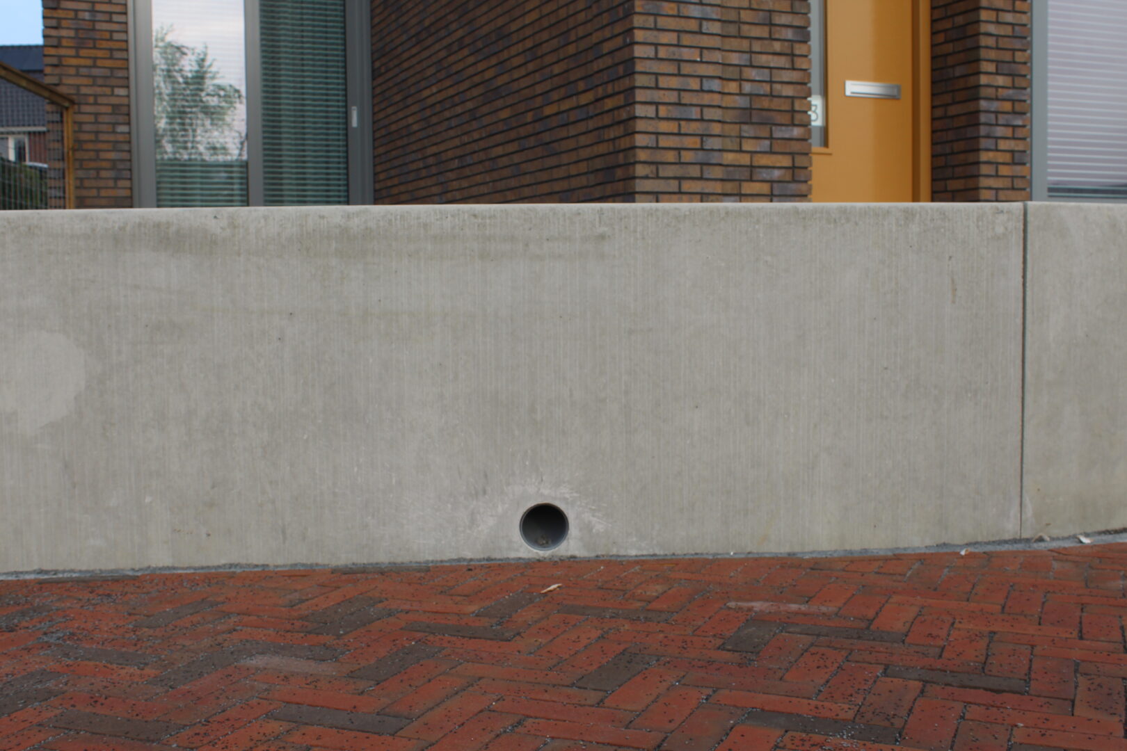 Bosch Beton - Verhoogd terras van keerwanden bij kadewoningen in Zwolle Stadshagen
