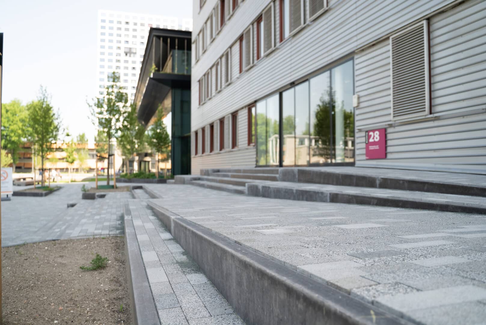 Bosch Beton - Maatwerk antraciet keerwanden bij TU Delft