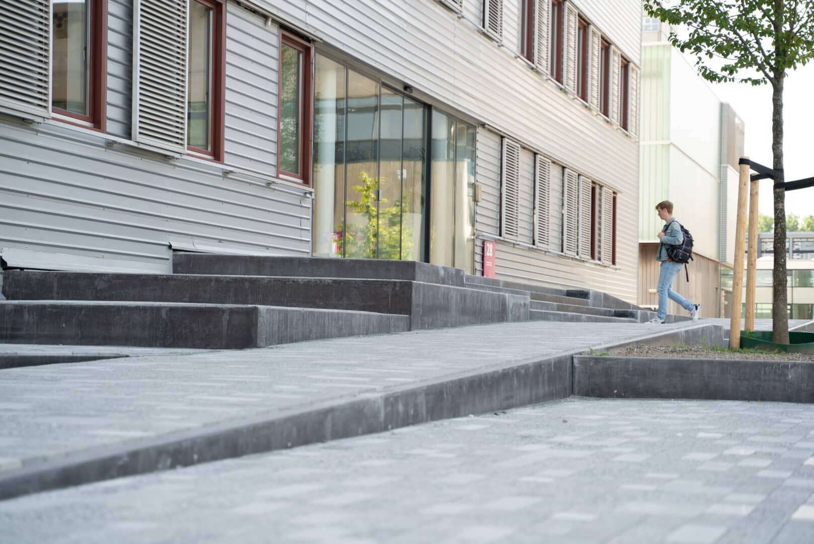 Bosch Beton - Maatwerk antraciet keerwanden bij TU Delft