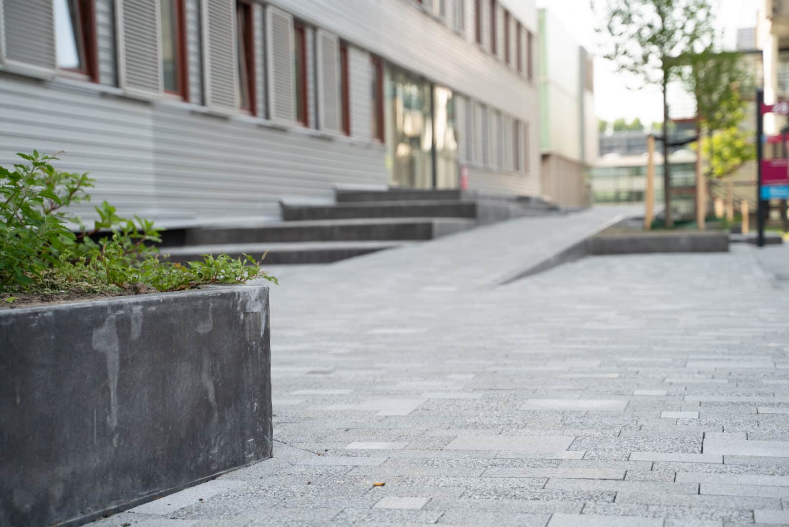 Bosch Beton - Maatwerk antraciet keerwanden bij TU Delft