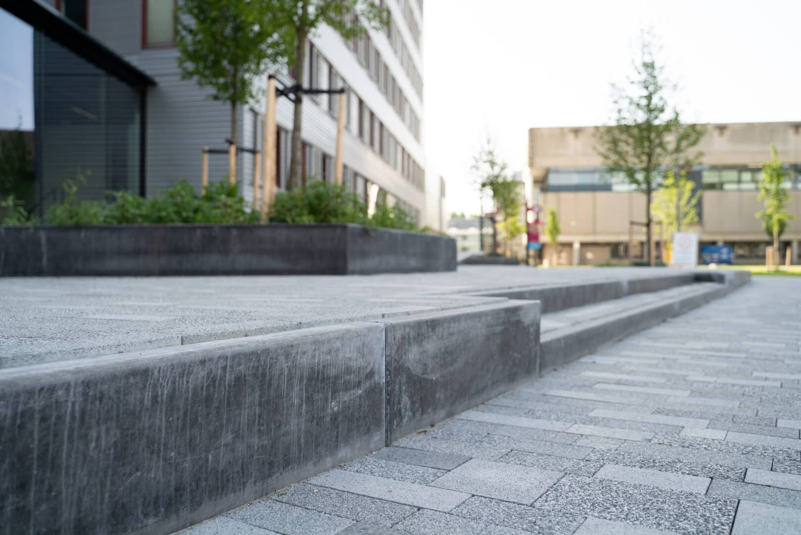 Bosch Beton - Maatwerk antraciet keerwanden bij TU Delft