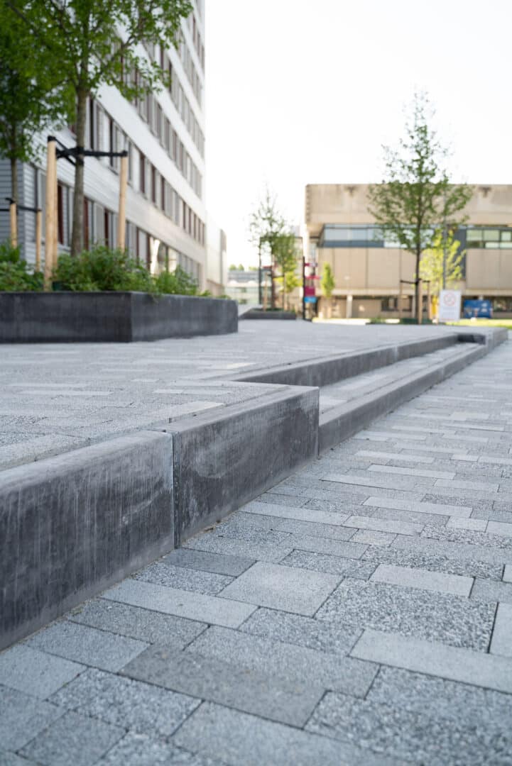 Bosch Beton - Maatwerk antraciet keerwanden bij TU Delft