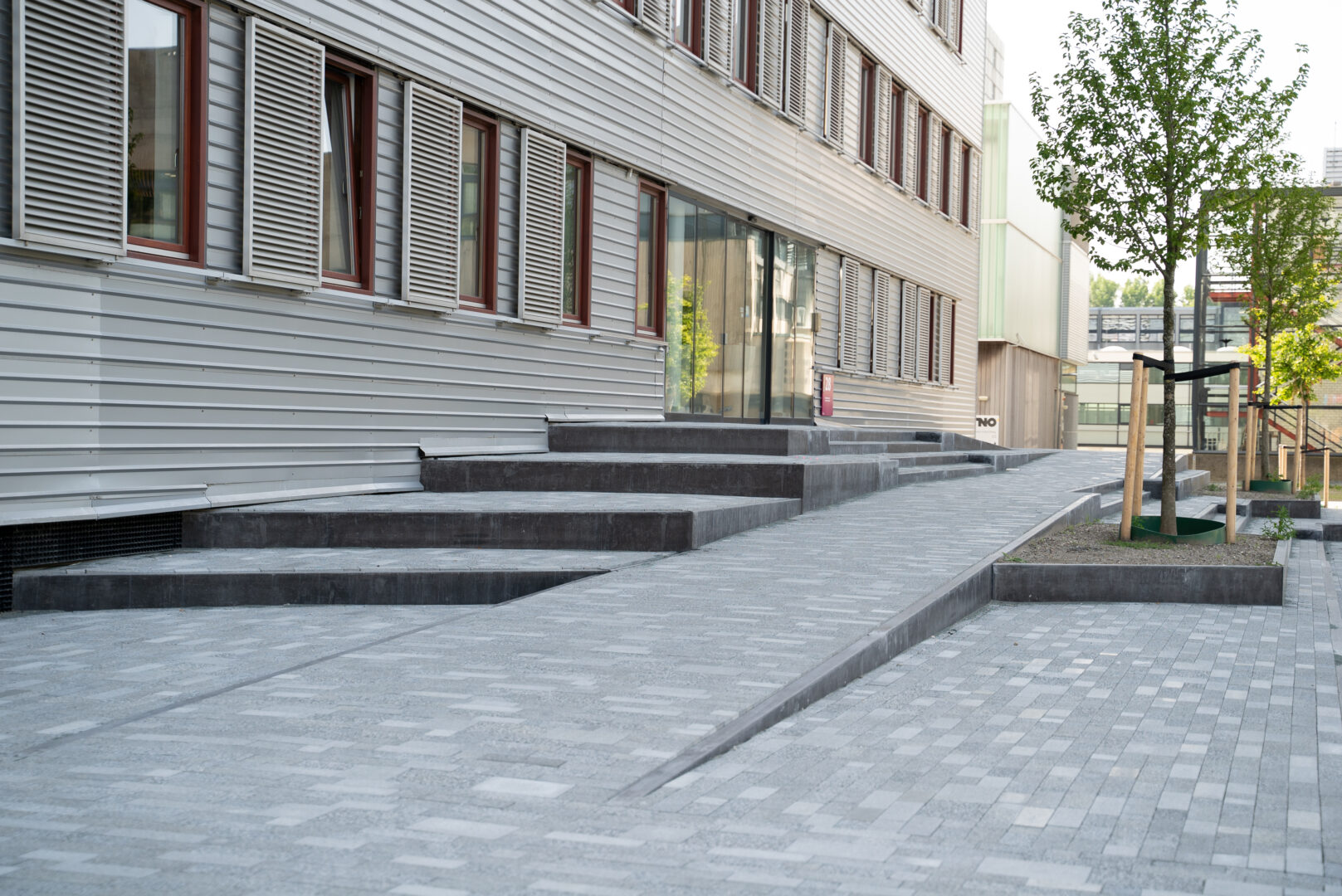 Bosch Beton - Maatwerk antraciet keerwanden bij TU Delft