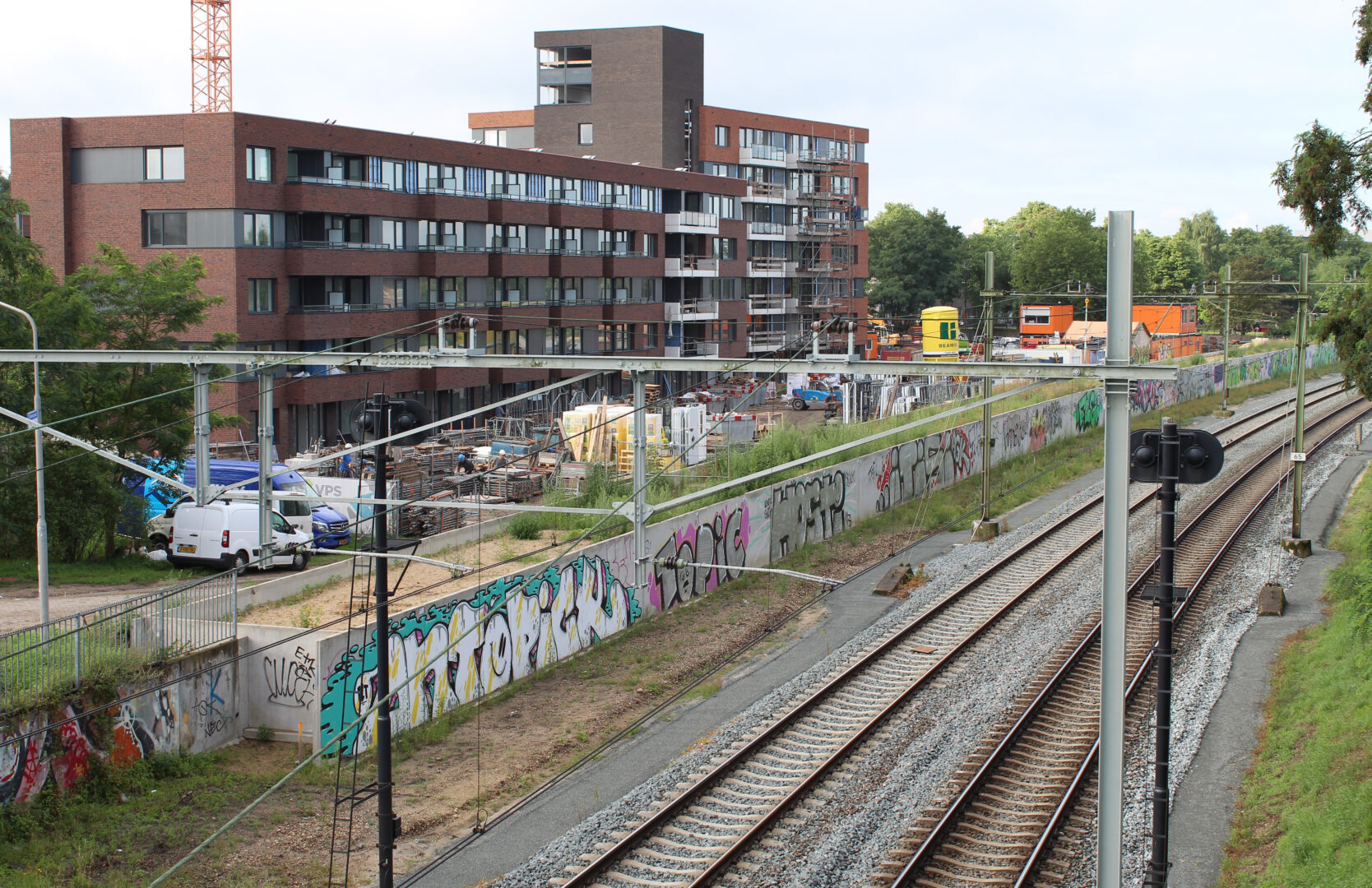 Bosch Beton - Keerwanden vormen geluidswal langs spoorlijn Nijmegen-Den Bosch