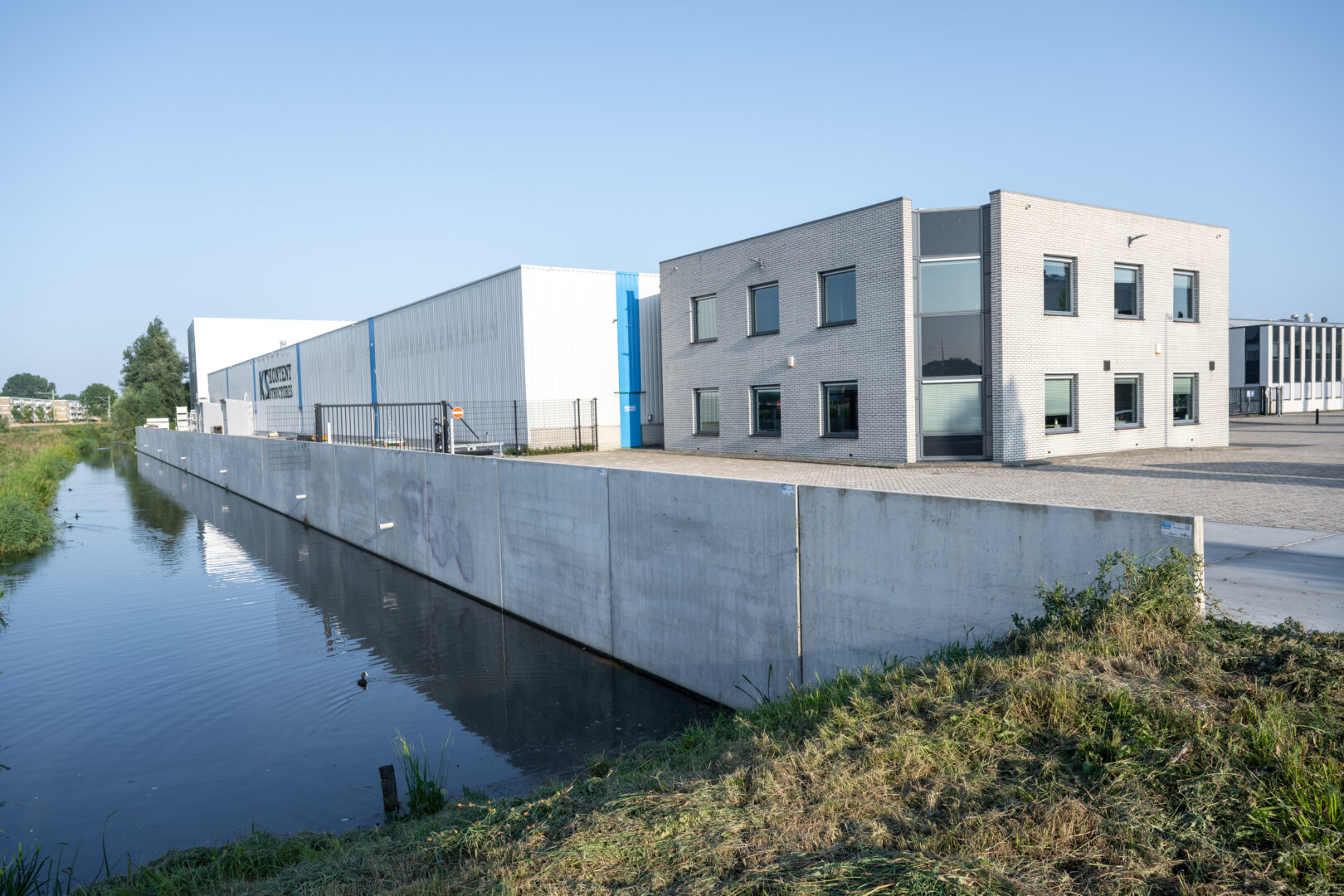 Bosch Beton - Kademuur van keerwanden langs bedrijf in Alphen aan den Rijn