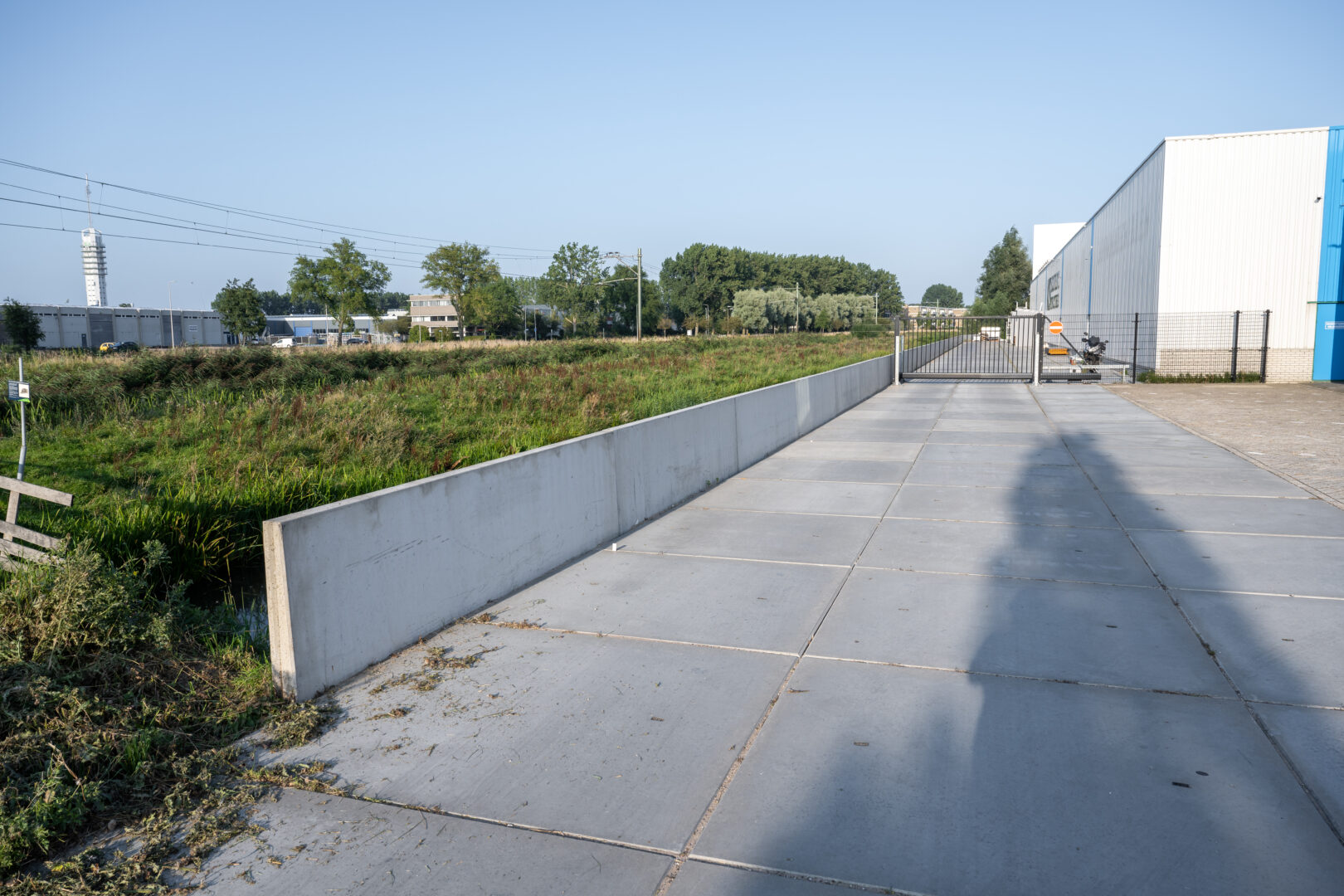 Bosch Beton - Kademuur van keerwanden langs bedrijf in Alphen aan den Rijn