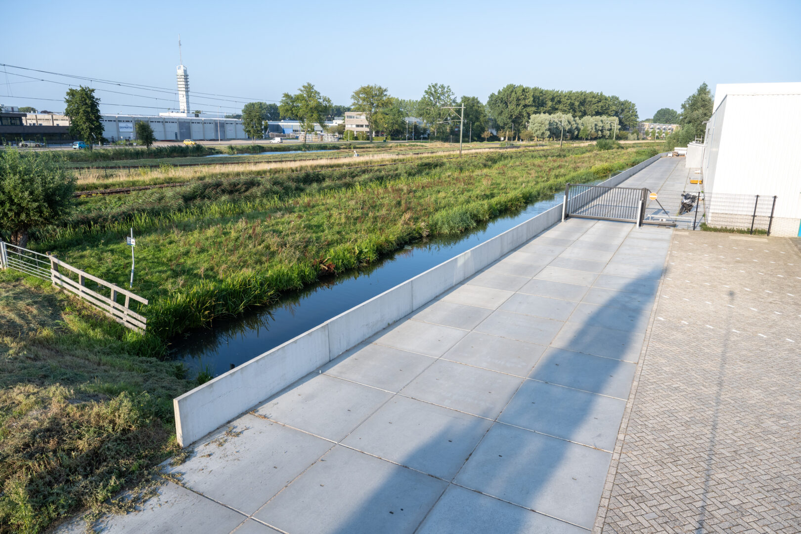 Bosch Beton - Kademuur van keerwanden langs bedrijf in Alphen aan den Rijn