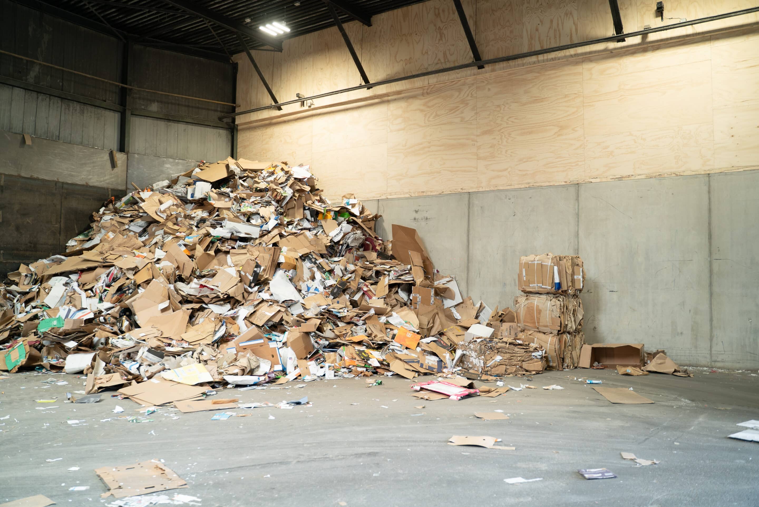 Sterke keerwanden in papierloods van Van Gerrevink Recycling, Apeldoorn