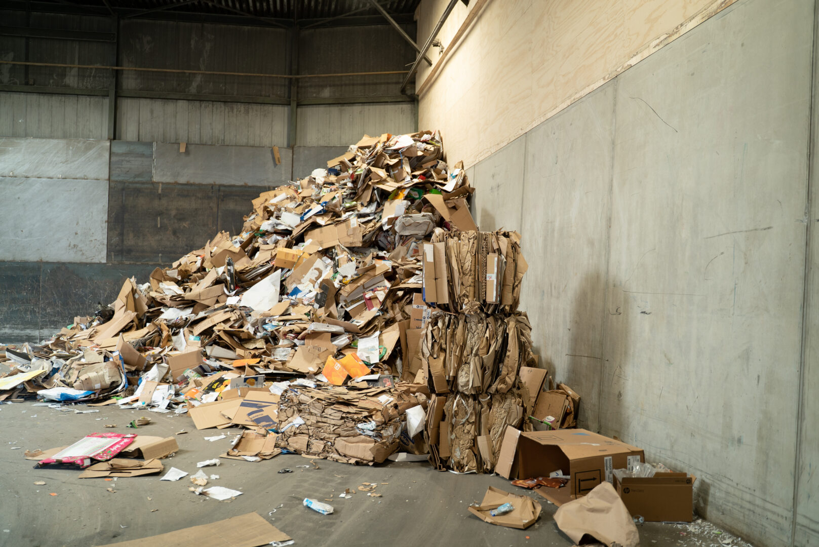 Sterke keerwanden in papierloods van Van Gerrevink Recycling, Apeldoorn