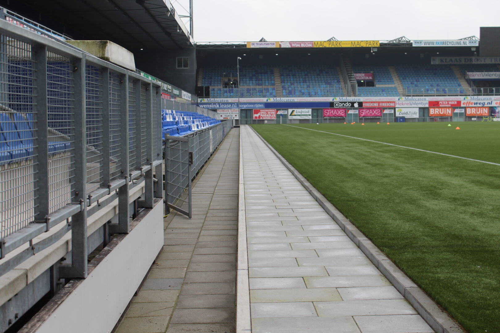 Bosch Beton - Keerwanden verhogen kunstgrasveld van PEC Zwolle