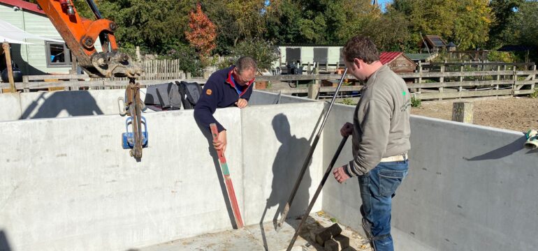 Bosch Beton sponsort Zorgboerderij de Badhoeve met mestbak