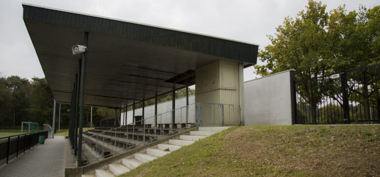 Bosch Beton - Modernisering sportpark Dieren met keerwanden als terreinafscheiding en windkering