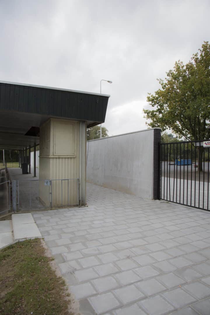 Bosch Beton - Modernisering sportpark Dieren met keerwanden als terreinafscheiding en windkering