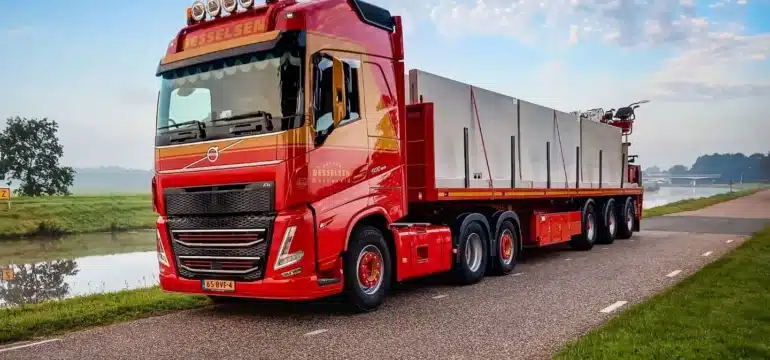 Lkw transportiert Stützwände auf einem Tieflader für die Lieferung zur Baustelle